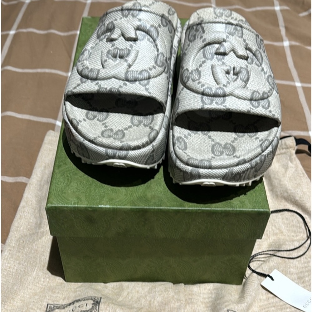 WOMEN'S SLIDE SANDAL WITH INTERLOCKING G retail $650 size 39